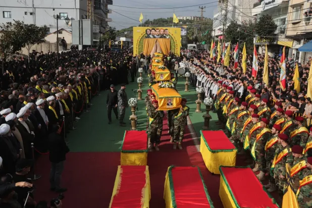 Güney Lübnan'ın Nebatiye kentinde İsrail saldırılarında hayatını kaybeden 5 Hizbullah savaşçısı için dün düzenlenen cenaze töreninden (AP)