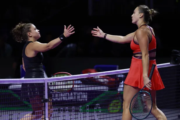 اللاعبتان تتصافحان بعد نهاية اللقاء (رويترز)