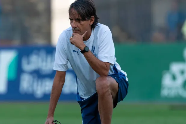 إنزاغي يراقب لاعبيه 