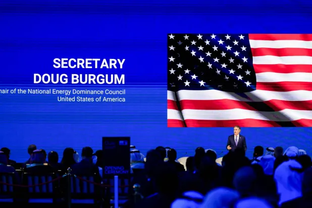 وزير الداخلية الأميركي يتحدث خلال حفل افتتاح معرض ومؤتمر «أديبك» في أبوظبي (رويترز)