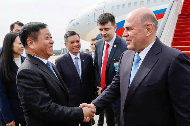 رئيس الوزراء الروسي ميخائيل ميشوستين لدى وصوله إلى مطار هانغتشو شياوشان الدولي (د.ب.أ)