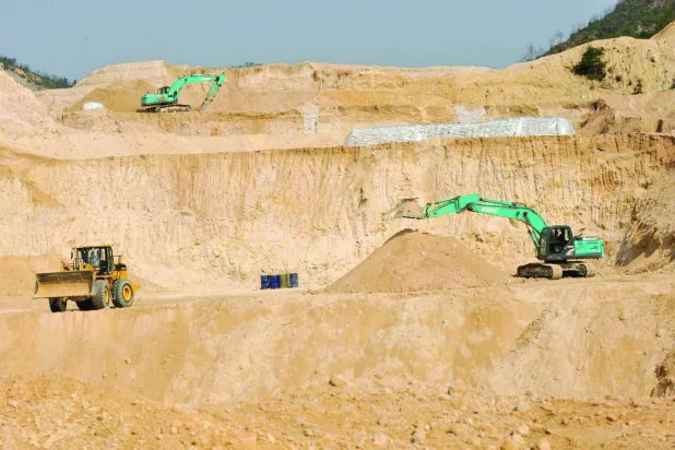 عمال يحفرون لاستخراج معادن الأرض النادرة في بلدة غانكشيان وسط الصين (أ.ب)