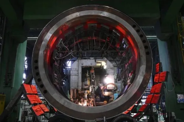 عامل بمصنع «أتومماش» لإنتاج معدات الطاقة النووية في فولغودونسك الروسية (أرشيفية-رويترز)