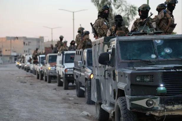 قوات تتبع الأمن الداخلي السوري خلال عمليات تمشيط بدير الزور (الداخلية السورية عبر «تلغرام»)