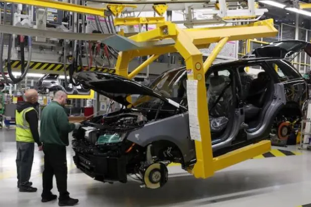 عمال في خط الإنتاج بمصنع «جاكوار لاند روفر» في مدينة سوليهل البريطانية (رويترز)