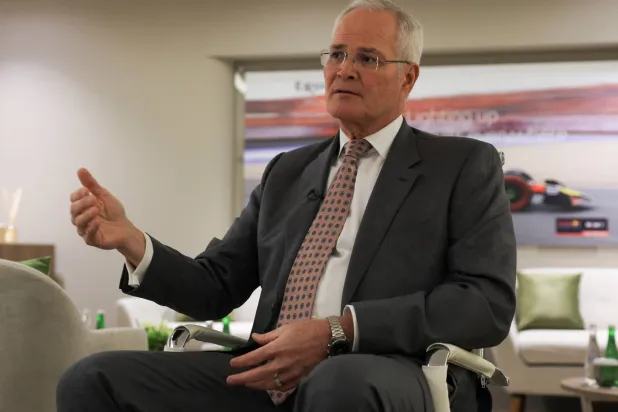 الرئيس التنفيذي لـ«إكسون موبيل» دارين وودز خلال مقابلة مع «رويترز» بمعرض ومؤتمر «أديبك» (رويترز)