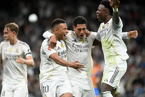 كيليان مبابي يحتفل بتسجيل الهدف الأول مع جود بيلينغهام وفينيسيوس جونيور (رويترز)