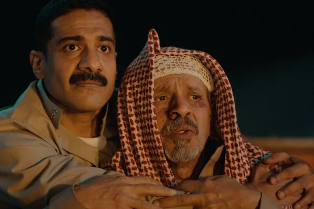 مشهد لمحمد الدوخي وعبد العزيز السكيرين في فيلم «رهين»... (نتفليكس)