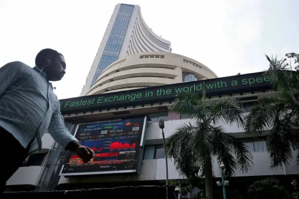 شخص يمر أمام مبنى البورصة الهندية في نيودلهي (رويترز)