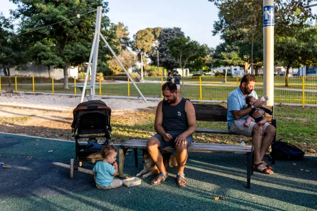 أعضاء من كيبوتس ناحل عوز يعتنون بأطفالهم في ساحة اللعب بالكيبوتس في جنوب إسرائيل يوم 30 أكتوبر 2025 (رويترز)