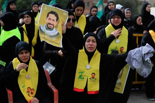 سيدات مشاركات في تشييع خمسة عناصر في «حزب الله» قتلوا في عمليات اغتيال إسرائيلية خلال الأيام الماضية في النبطية (أ.ب) 