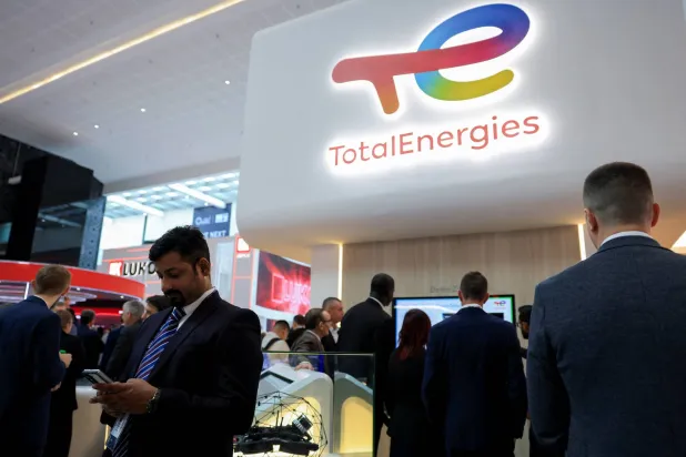 جناح «توتال إنرجيز» بمعرض ومؤتمر أبوظبي الدولي للبترول (أديبك) في أبوظبي 3 نوفمبر 2025 (رويترز)