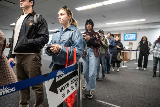 ناخبون يصطفون للإدلاء بأصواتهم خلال التصويت المبكر في انتخابات رئاسة بلدية نيويورك يوم 2 نوفمبر (أ.ف.ب)