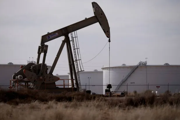 حفارة تعمل في حقل نفط بالقرب من ميدلاند بولاية تكساس الأميركية (رويترز)