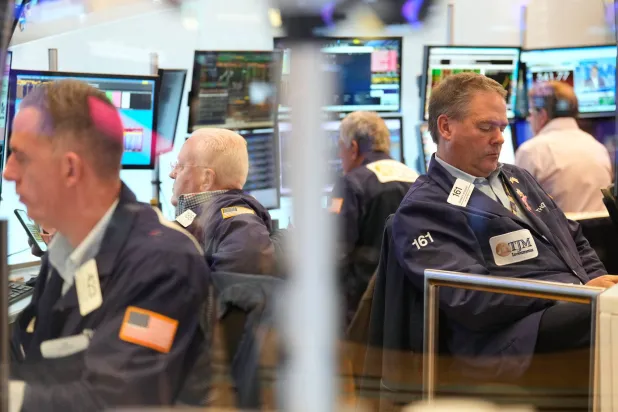 متداولون يعملون في بورصة نيويورك (أ.ب)