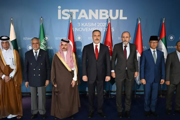 من اليسار: وزير الدولة للشؤون الخارجية في قطر سلطان المريخي ونائب رئيس الوزراء ووزير الخارجية الباكستاني محمد إسحاق دار ووزير الخارجية السعودي الأمير فيصل بن فرحان آل سعود ووزير الخارجية التركي هاكان فيدان ووزير الخارجية الأردني أيمن الصفدي ووزير الخارجية الإندونيسي سوجيونو ووزير الدولة بوزارة الخارجية الإماراتية خليفة بن شاهين المرر يلتقطون صورة خلال اجتماع وزراء خارجية دول إسلامية لمناقشة خطة السلام في غزة بإسطنبول 3 نوفمبر 2025 (أ.ف.ب)
