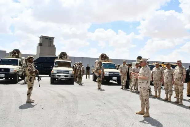 الفريق أحمد خليفة رئيس أركان الجيش المصري يتفقد القوات قرب حدود إسرائيل نهاية العام الماضي (المتحدث العسكري)