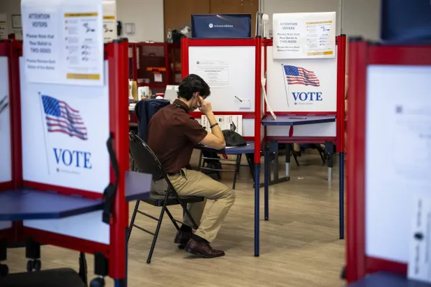 ناخب يدلي بصوته مبكّراً في انتخابات حاكم فيرجينا بمدينة ستيرلينغ يوم 1 نوفمبر 2025 (إ.ب.أ)