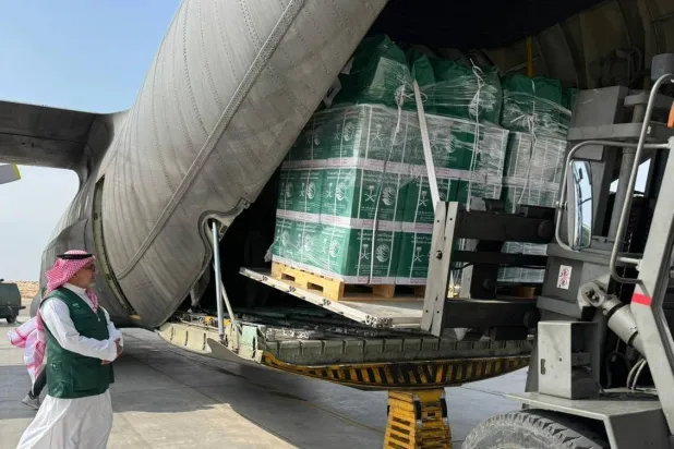 جانب من تنزيل حمولة الطائرة الاغاثية الـ71 عقب وصولها إلى مطار العريش الدولي بمصر (واس)