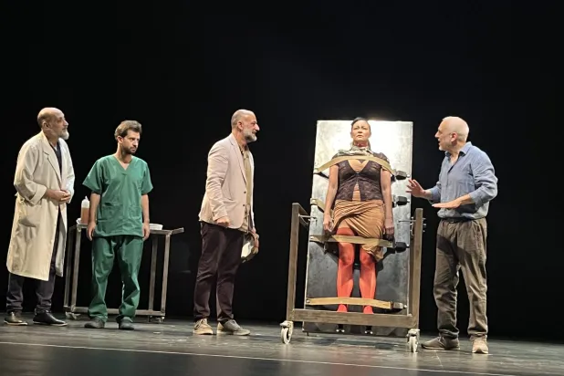 أبطال المسرحية في لقطة واحدة (الشرق الأوسط)