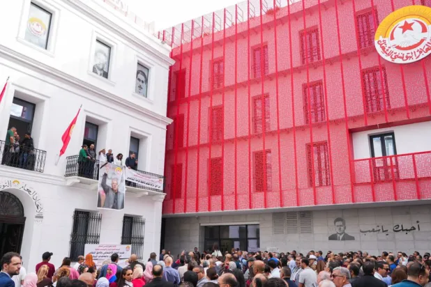 Tunisian bank employees gather in front of the Tunisian General Labour Union (UGTT) headquarters during a strike to demand salary increases, in Tunis, Tunisia, November 3, 2025. REUTERS/Jihed Abidellaoui 
