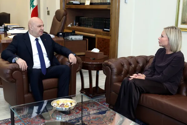 الرئيس جوزيف عون مجتمعاً مع منسقة الأمم المتحدة لدى لبنان لبحث التطورات المتصلة بسبل معالجة الوضع بالجنوب في ظل الاتصالات الجارية لإعادة الاستقرار للمنطقة (الرئاسة اللبنانية)