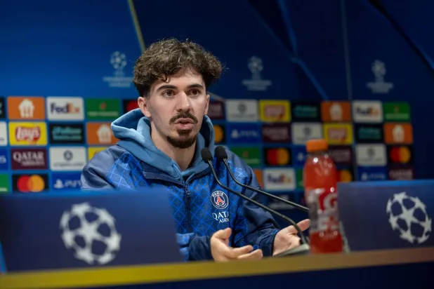 لاعب وسط باريس سان جيرمان البرتغالي فيتينيا (إ.ب.أ) 