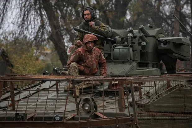 جنود أوكرانيون على مركبة مشاة قتالية من طراز ماردر في منطقة دونيتسك بأوكرانيا 21 أكتوبر 2025 (رويترز)