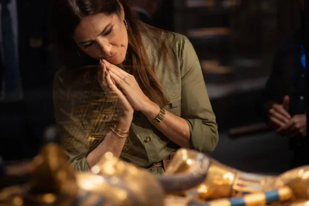 ملكة الدنمارك تتأمل مجموعة الملك توت عنخ آمون الذهبية (الديوان الملكي الدنماركي على منصة «إنستغرام»)