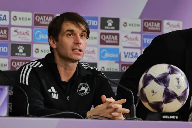 الصربي ميلوس ميلوفيتش مدرب فريق الشارقة الإماراتي (تصوير: محمد المانع) 