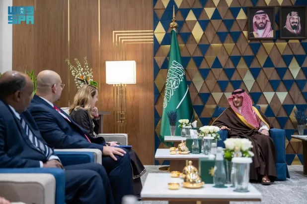 Saudi Minister of Interior Prince Abdulaziz bin Saud bin Naif bin Abdulaziz and UN International Organization for Migration (IOM) Director-General Amy Pope meet in Riyadh on Monday. (SPA)
