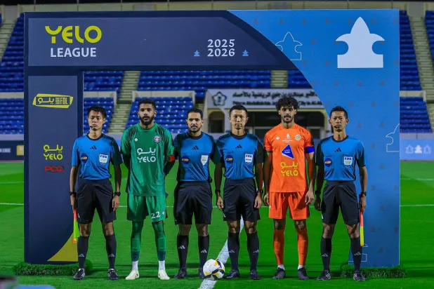 طاقم التحكيم الياباني خلال مواجهة العدالة والزلفي (رابطة الدرجة الأولى) 