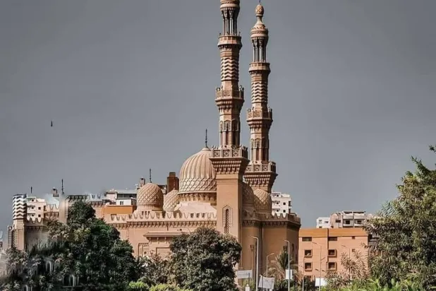 ملصق ترويجي يحمل اسم إذاعة «القرآن الكريم» (حساب الإذاعة على موقع فيسبوك)