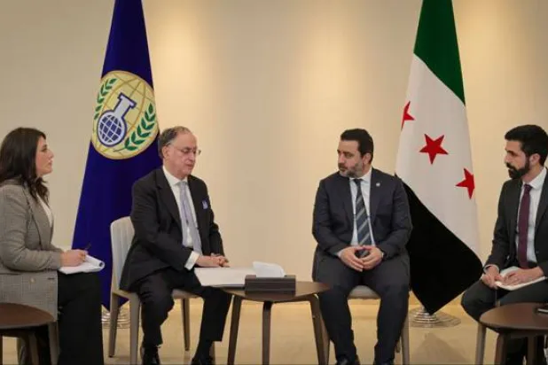 وزير الخارجية السوري أسعد الشيباني يستقبل وفداً من منظمة حظر الأسلحة الكيميائية فبراير الماضي ويبدو إبراهيم علبي الأول إلى اليمين (سانا)