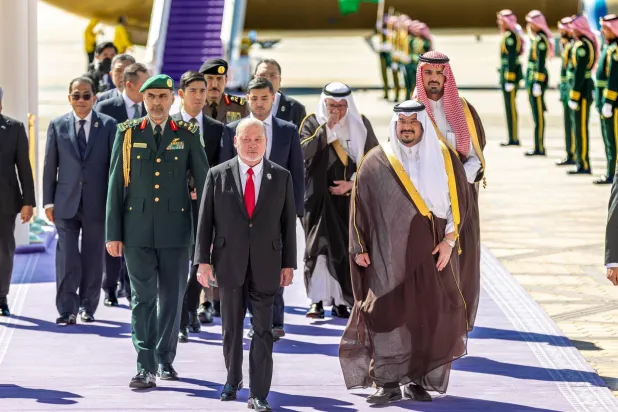 العاهل الماليزي السلطان إبراهيم بن إسكندر لدى وصوله إلى العاصمة السعودية (إمارة الرياض) 