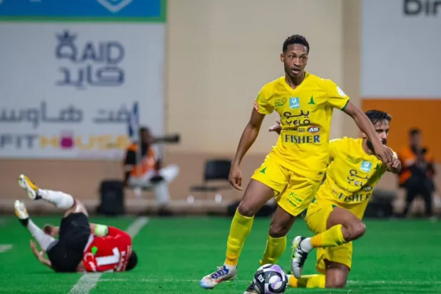 مراد هوساوي قدم نفسه بصورة لافتة وبات محط الأنظار (نادي الخليج) 