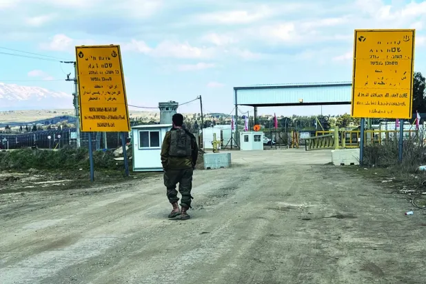 Golan Tepeleri'ndeki Kuneytra sınır kapısında bir İsrail askeri (arşiv - Reuters)