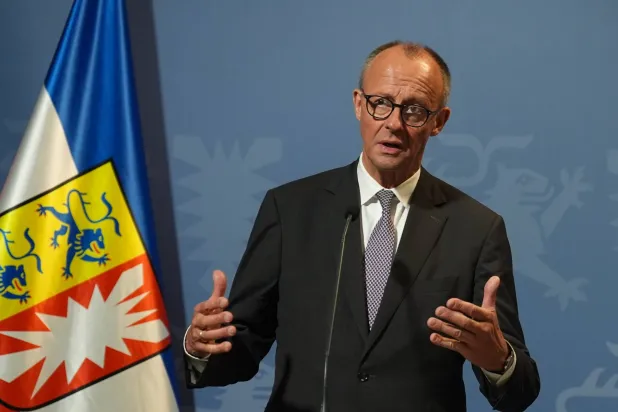 صورة ملتقطة في 3 نوفمبر 2025 في هوسوم بألمانيا تظهر المستشار الألماني فريدريش ميرتس يتحدث خلال مؤتمر صحافي (د.ب.أ) 