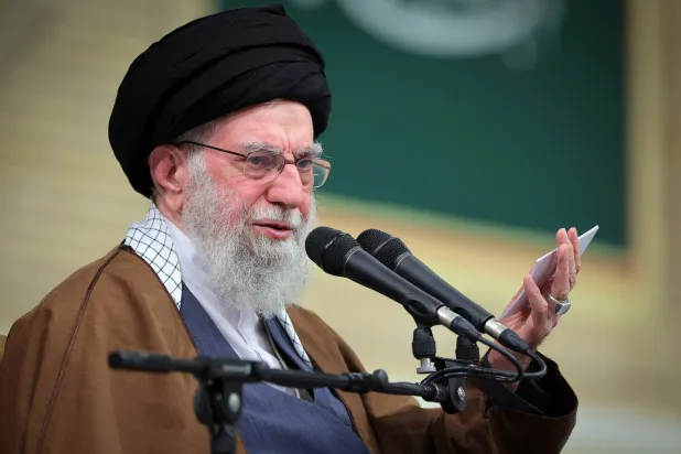 صورة نشرها موقع خامنئي اليوم من لقائه مع مجموعة من الطلاب عشية الذكرى الـ46 لاقتحام السفارة الأميركية