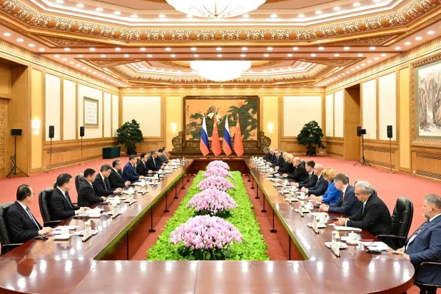 محادثات الوفد الروسي والرئيس الصينى في بكين (إ.ب.أ)