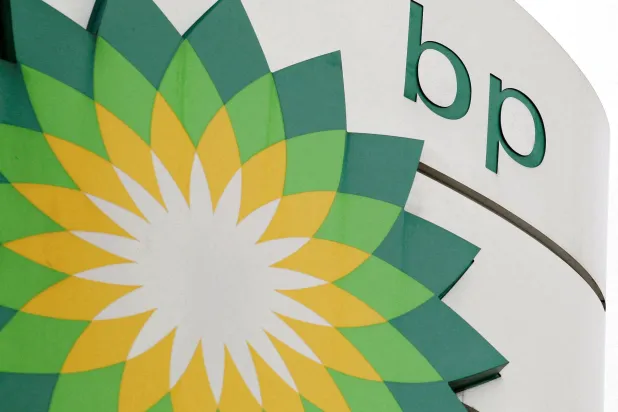 شعار «بي بي» على محطة وقود في لندن (رويترز)