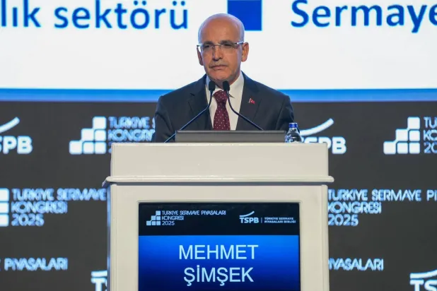 وزير المالية التركي يتحدث أمام حشد من المصرفيين والمستثمرين في إسطنبول (إكس)