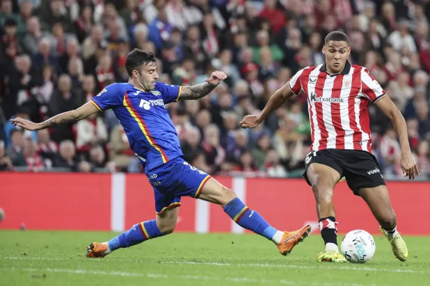 مروان سنّادي لاعب أتلتيك بلباو في مواجهة دييغو ريكو (يسار) لاعب خيتافي خلال مباراة كرة القدم ضمن الدوري الإسباني (الليغا) بين أتلتيك بلباو وخيتافي (إ.ب.أ)