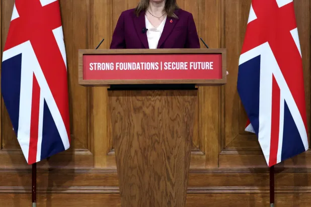 راشيل ريفز تلقي خطاباً تمهيدياً للموازنة في داونينغ ستريت (إ.ب.أ)
