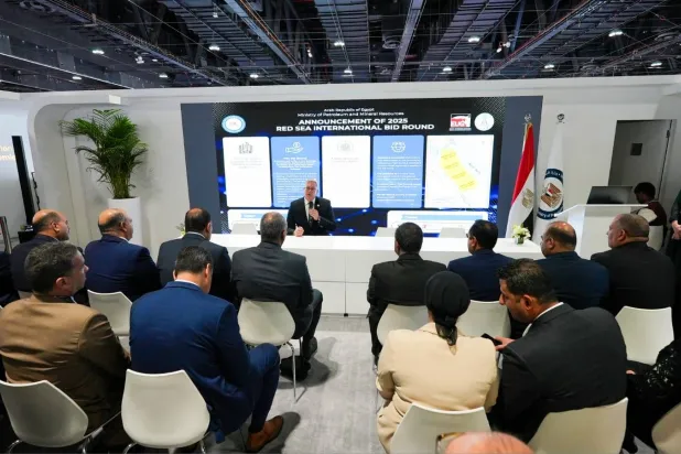 وزير البترول المصري كريم بدوي خلال إعلانه عن المزايدة على هامش مؤتمر «أديبك» (وزارة البترول المصرية)