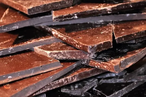 الشوكولاته الداكنة قد تُحسّن الذاكرة وتعزز قوة الدماغ (أ.ف.ب)