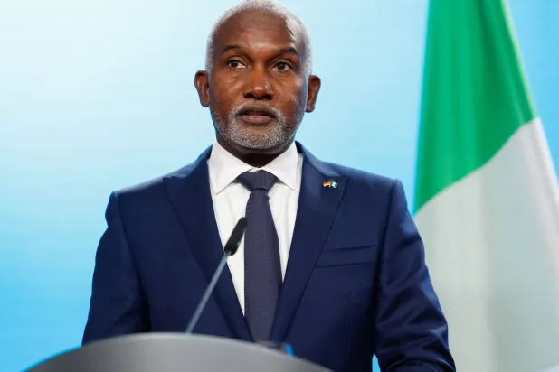 وزير الخارجية النيجيري يوسف توغار في مؤتمر صحافي ببرلين (أ.ف.ب)