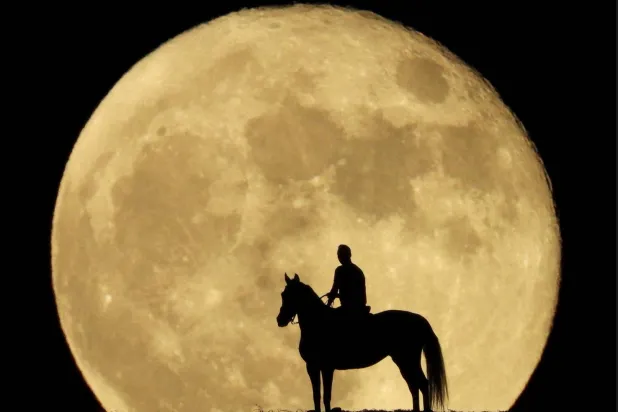 يفيض على السماء ويُذهل العين (رويترز)