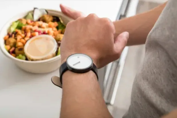 الصيام المتقطع لا يُضعف بشدة حدة الذهن ومهارات التفكير لدى البالغين (أ.ب)