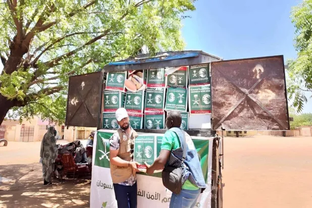 جانب من مساعدات يقدمها «مركز الملك سلمان للإغاثة» في مدينة أم روابة بولاية شمال كردفان تعزيزاً للأمن الغذائي هناك (واس)